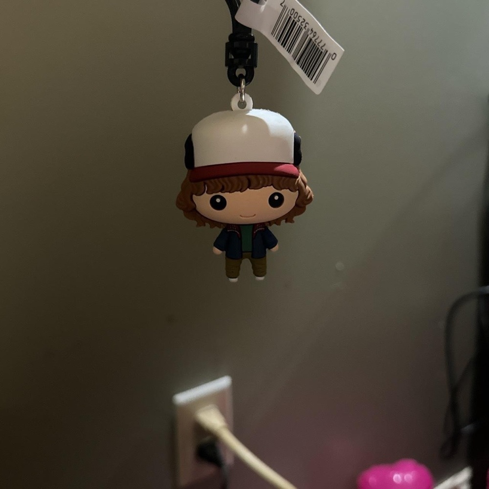 dustin stranger things key chain